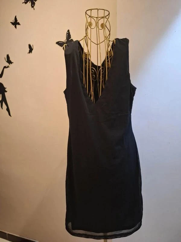 Vestido negro y perlas bordadas – photo 5